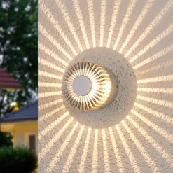 Aluminiumsfarvet udendørsvæglampe Lennias med LED