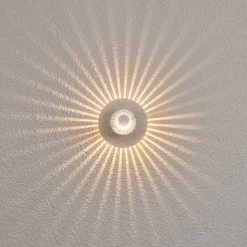 Aluminiumsfarvet udendørsvæglampe Lennias med LED