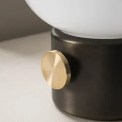 Audo JWDA bordlampe, bruneret messing