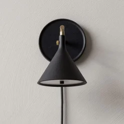 Audo LED-væglampe Cast, sort, IP44, dæmper, stik