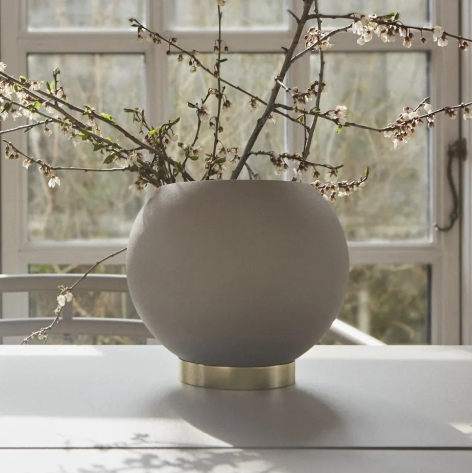 AYTM Globe urtepotte, Ø 17 cm, gråbrun, aluminium, stål