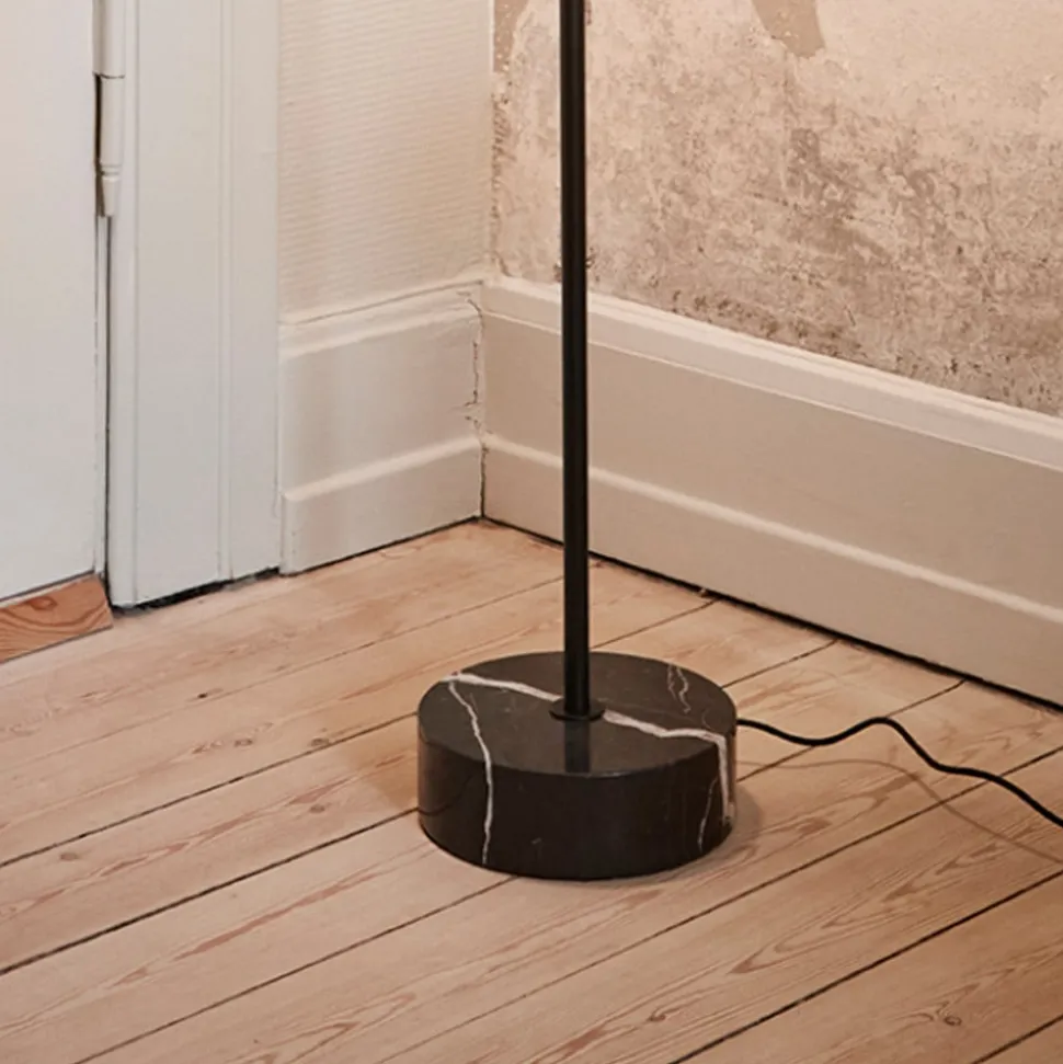 AYTM LED-gulvlampe Grasil, sort, marmor, højde 127 cm