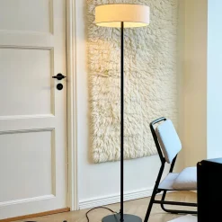 Dyberg Larsen gulvlampe Calix, sort/naturfarvet, 150 cm