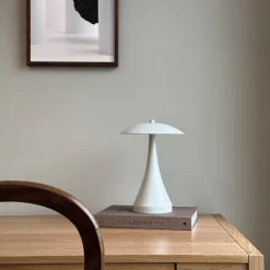Dyberg Larsen LED-bordlampe Vienna, creme, højde 28 cm