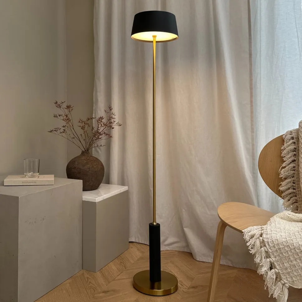 Dyberg Larsen LED-gulvlampe Yoyo, sort, højde 125 cm