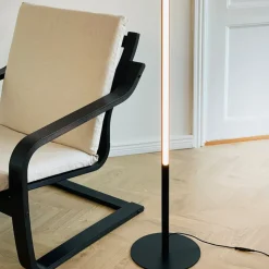 Dyberg Larsen LED-gulvlampe Vagner, sort, højde 150 cm