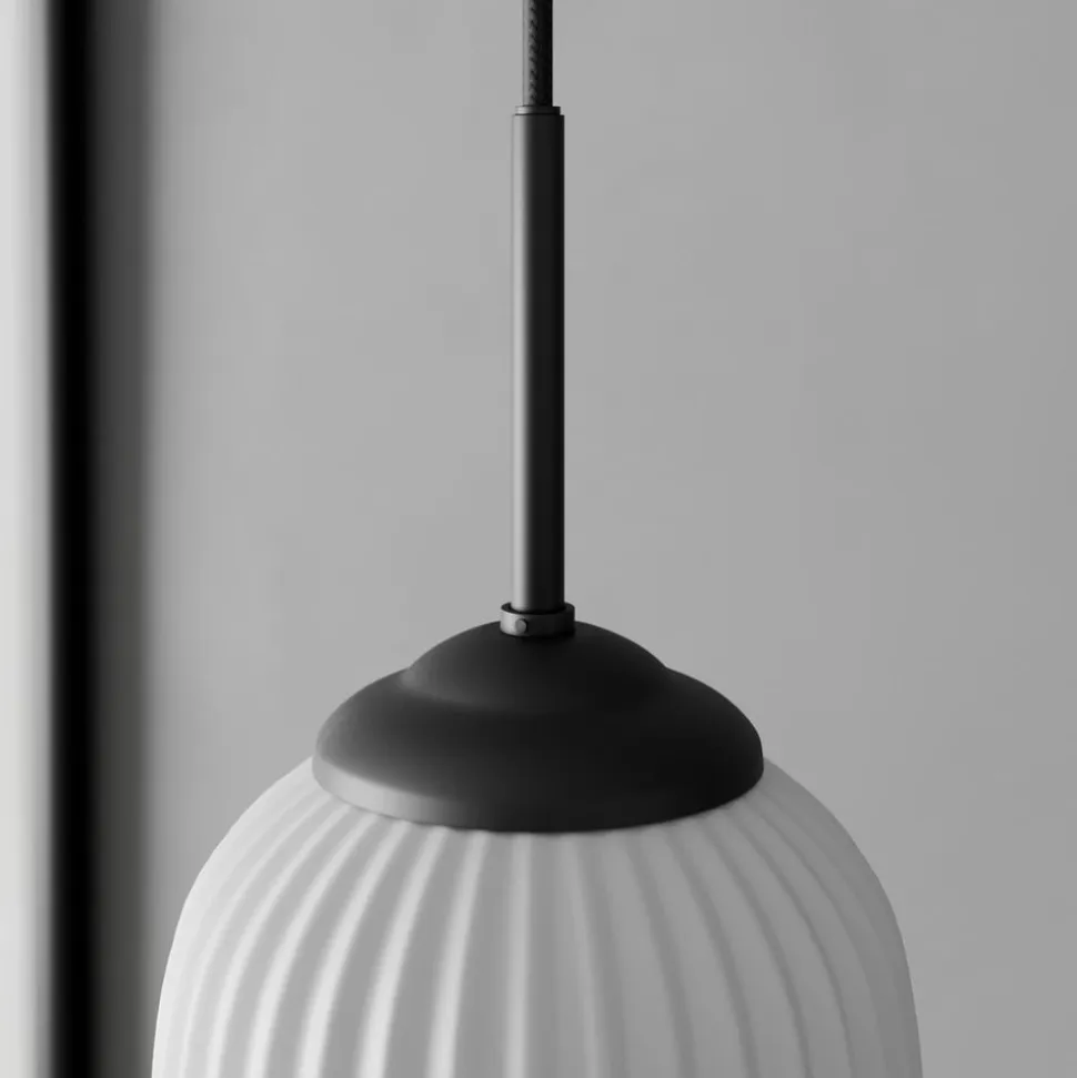 Dyberg Larsen Riflet pendellampe i glas, Ø 14 cm