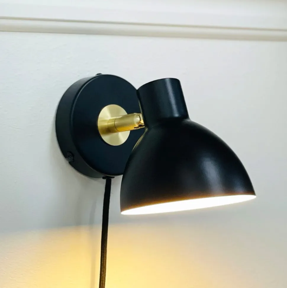 Dyberg Larsen væglampe Lilje, sort, Ø 16 cm, metal