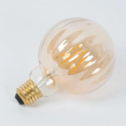 E27 3,8W LED-pære G95, 2700K, 340lm, riller ravfarvet