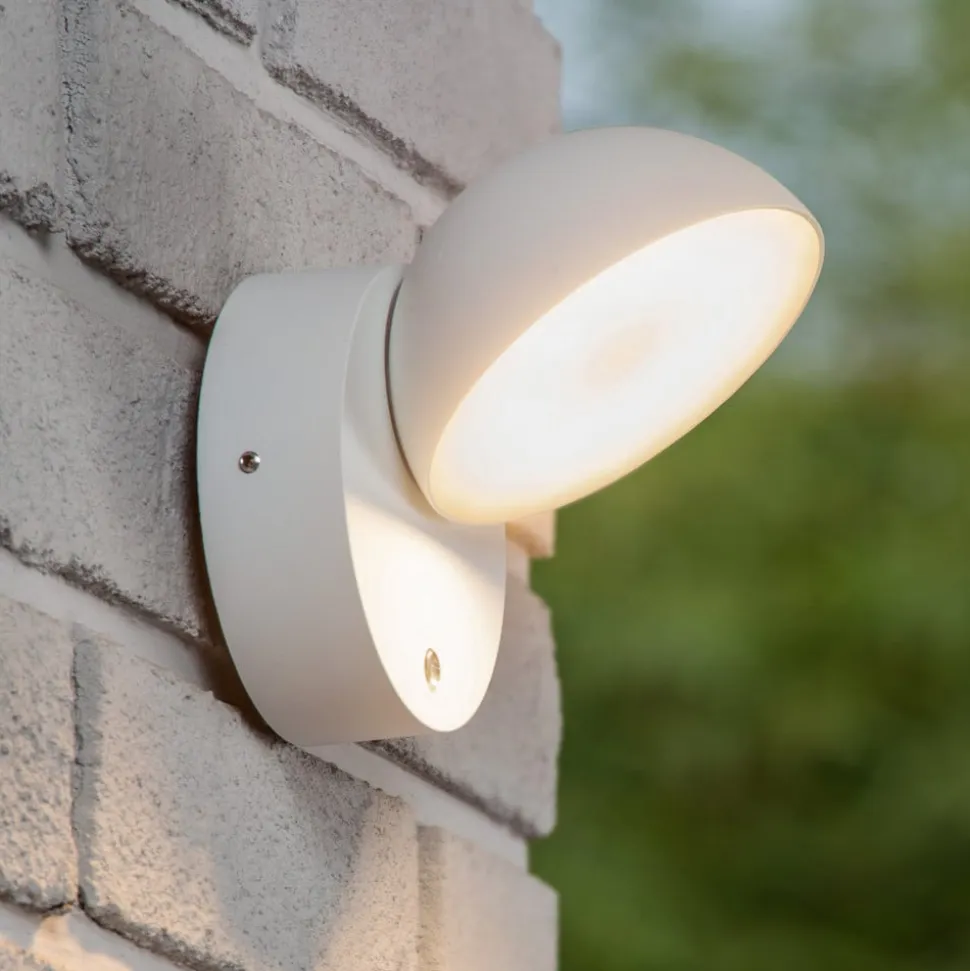 Finn LED-væglampe, hvid, metal, IP54, dag/nat-sensor