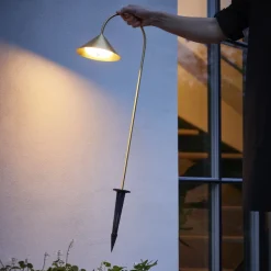 FRANDSEN lampe med jordspyd Grasp, messingfarvet, højde 82 cm