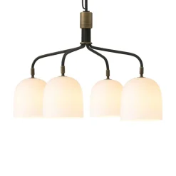GUBI Lysekrone Howard 4-lys Ø 66 cm gunmetal/hvid