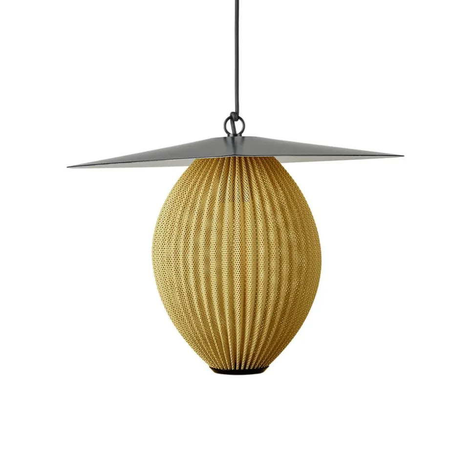 GUBI Satellite udendørs pendel, 57x36 cm, sort/sennepsguld