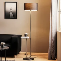 Gulvlampe Pongo med stofskærm og hylde