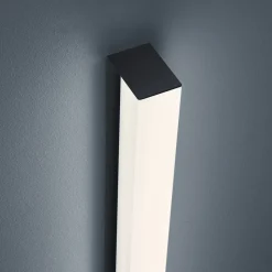 Helestra Lado LED-spejllampe, sort, 90 cm