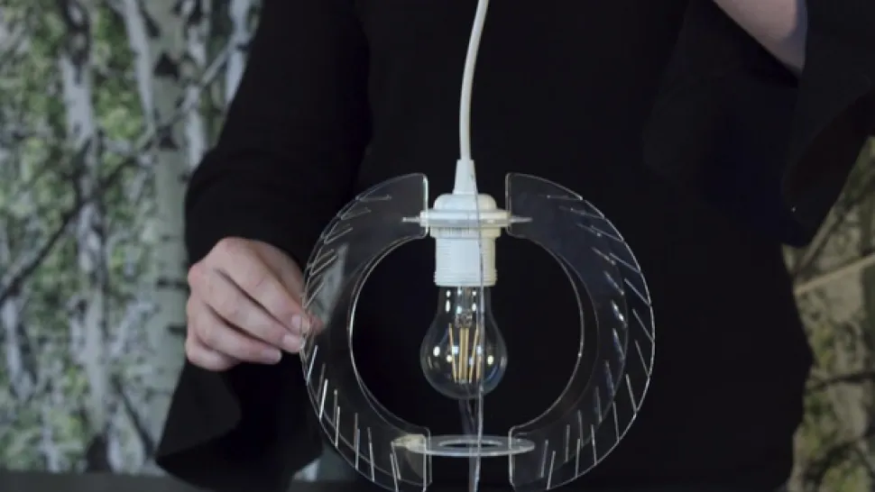 Hvid bordlampe Carmina med trebenet stativ