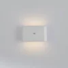 JUST LIGHT. LED-batteridrevet væglampe Ziddy, hvid, sensor 3.000 K