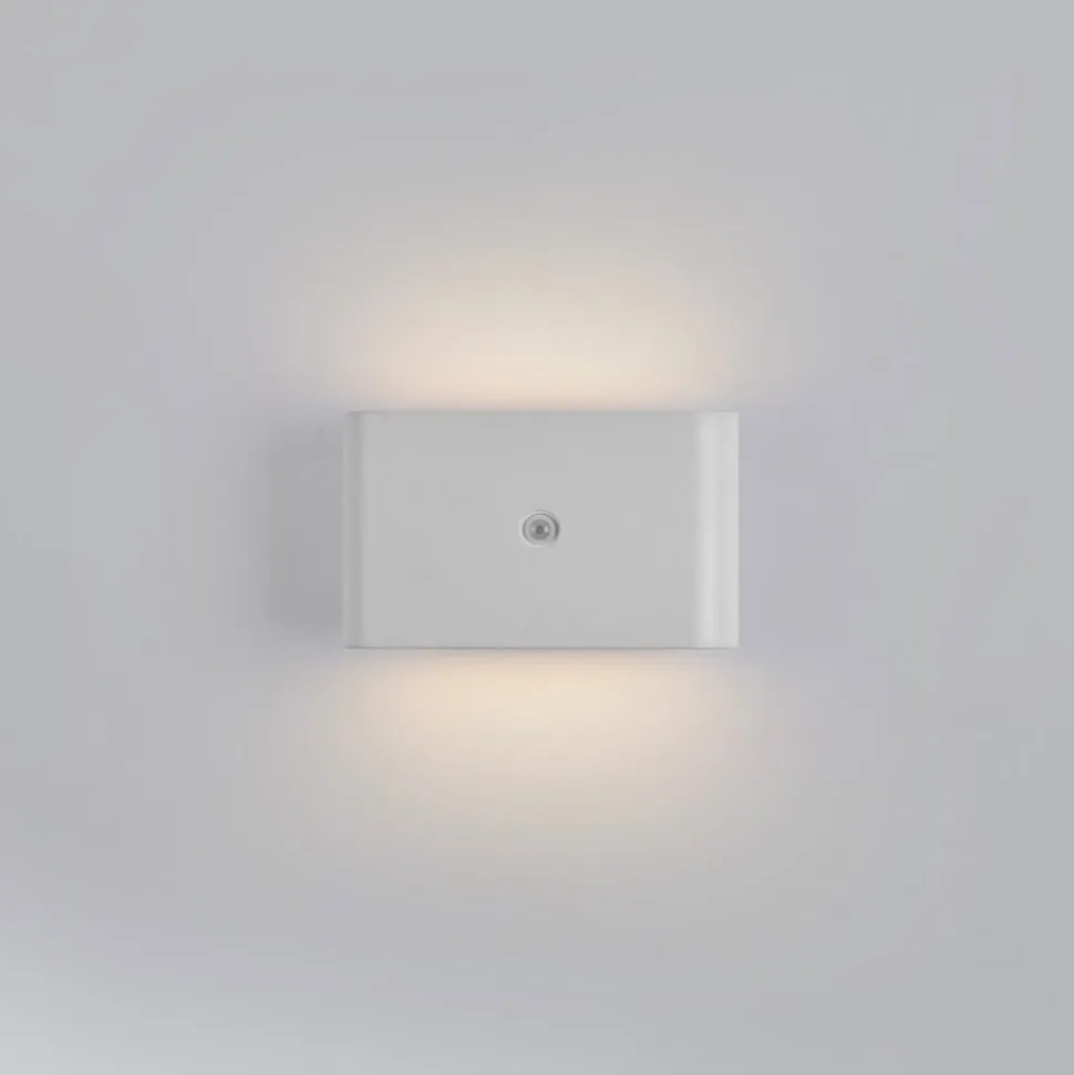 JUST LIGHT. LED-batteridrevet væglampe Ziddy, hvid, sensor 3.000 K