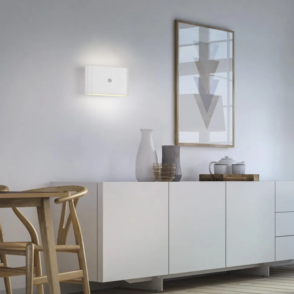 JUST LIGHT. LED-batteridrevet væglampe Ziddy, hvid, sensor 3.000 K