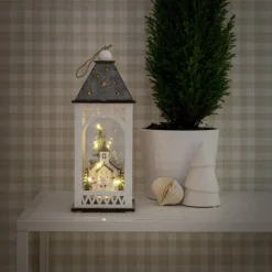 LED-dekorationslygte med kirke om vinteren