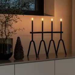 LED-lysestage, sort, 4 lyskilder, højde 39 cm