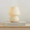 Lindby Andriana bordlampe, gul/hvid, glas, Ø 15 cm