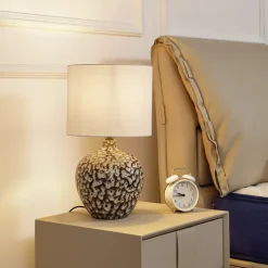 Lindby bordlampe Thalassia, sort/hvid, Ø 26cm, keramik