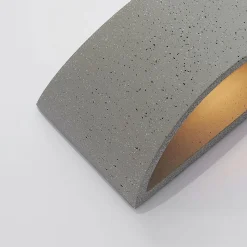 Lindby Edvin væglampe af beton, halvrund