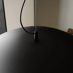 Lindby Emilienne pendellampe, sort, guldfarvet, Ø 60 cm