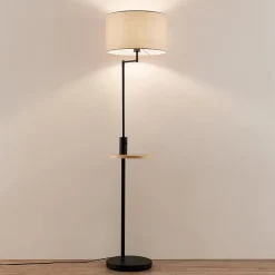 Lindby gulvlampe Zinia, sort, hylde, USB-tilslutning