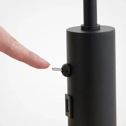 Lindby gulvlampe Zinia, sort, hylde, USB-tilslutning