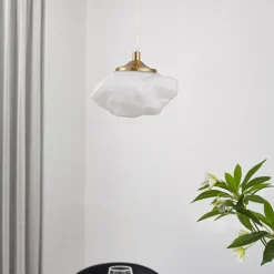Lindby hængelampe Piatra, opal/messing, glas, Ø 16 cm, G9