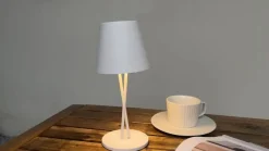 Lindby LED genopladelig bordlampe Janea CROSS, hvid, metal