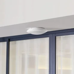 Lindby LED udendørs loftlampe Naira, hvid, sensor, 30 cm, IP65
