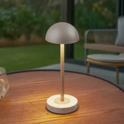 Lindby LED-batteridrevet bordlampe Pippin, guld/travertin, IP44