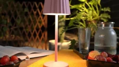 Lindby LED-batteridrevet bordlampe Esali, pink, metal, IP54