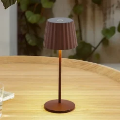 Lindby LED-batteridrevet bordlampe Esali, rustbrun, IP65