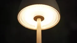Lindby LED-bordlampe Arietty, beige, dæmpbar, IP65