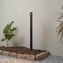 Lindby LED-gadelampe Luzian, højde 80 cm, sort, jordspyd