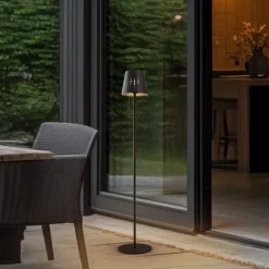 Lindby LED-solcellegulvlampe Hilario, sort, jern, genopladeligt batteri