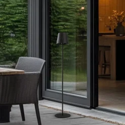 Lindby LED-solcellegulvlampe Hilario, sort, jern, genopladeligt batteri