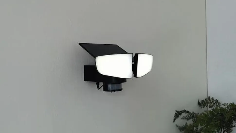 Lindby LED-solcellelampe Naelin, sort, sensor, IP44