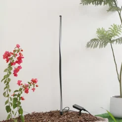Lindby LED-solcellelampe Sabriel, lige, sort, aluminium, 3000K