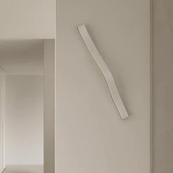Lindby LED-væglampe Alvon, sølv, højde 50 cm, metal