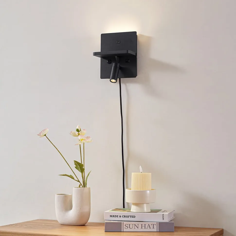 Lindby LED-væglampe Auden, sort, stik, ladestation