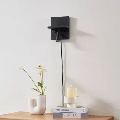 Lindby LED-væglampe Auden, sort, stik, ladestation