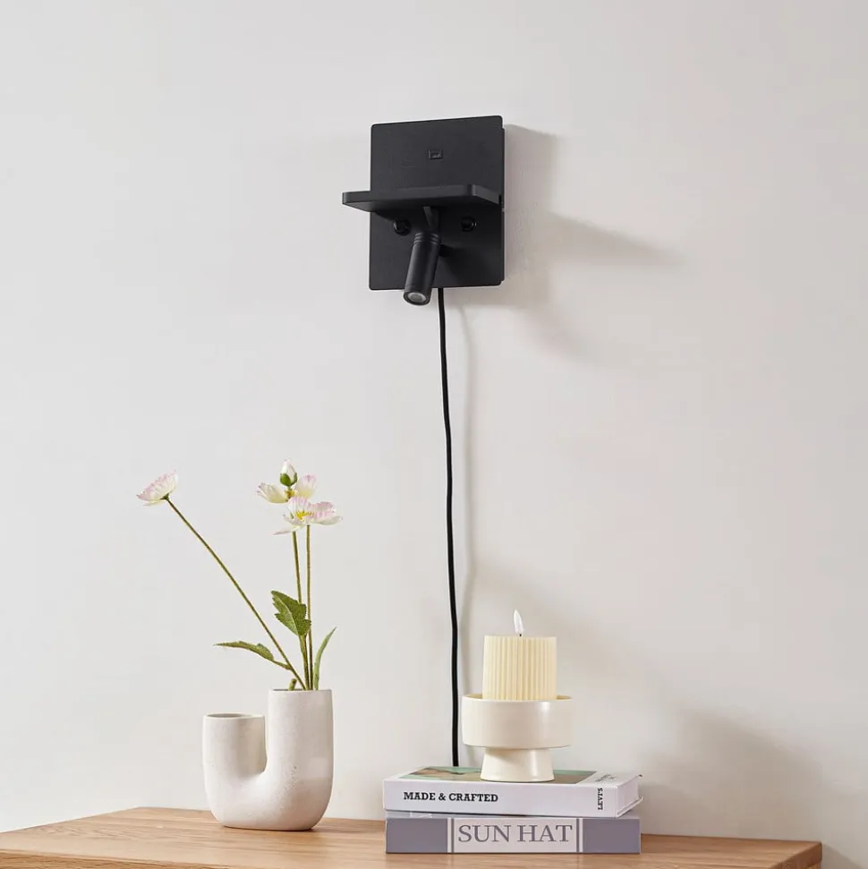 Lindby LED-væglampe Auden, sort, stik, ladestation