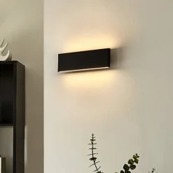 Lindby LED-væglampe Ignazia, 28 cm, sort, metal, op/ned