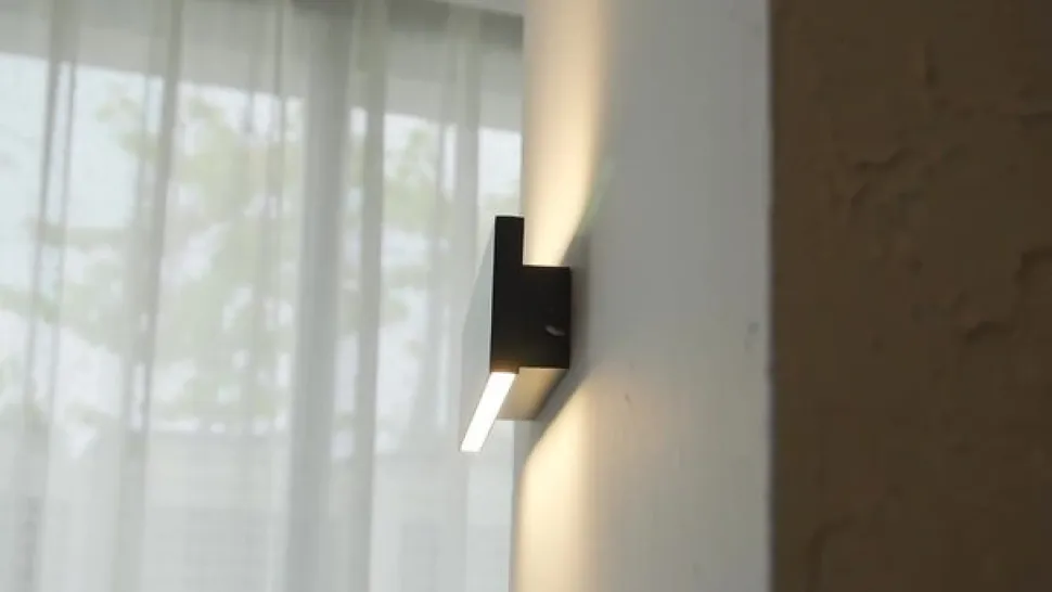 Lindby LED-væglampe Ignazia, 28 cm, sort, metal, op/ned