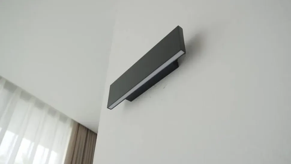 Lindby LED-væglampe Ignazia, 28 cm, sort, metal, op/ned